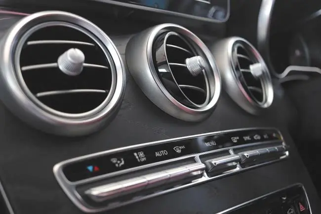 Automatická klimatizácia v aute je pre vodiča pohodlnejšia.