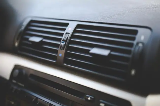 Manuálna klimatizácia v aute je výsadou skôr starších modelov.